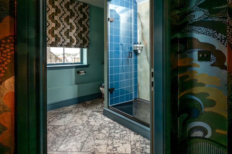 Die Duschfläche in Schwarz matt im Badezimmer "Rebel"