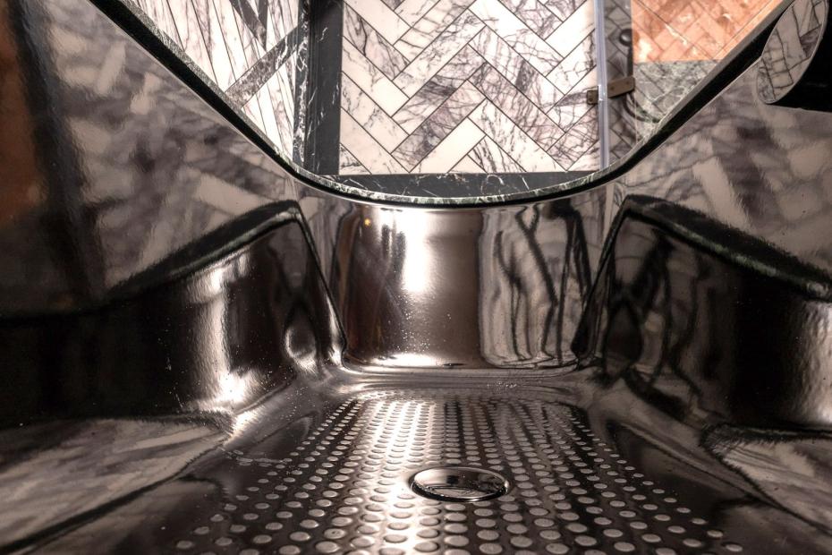 Die Badewanne in Schwarz mit Anti-Slip-Ausstattung im Badezimmer "Wee Beastie."