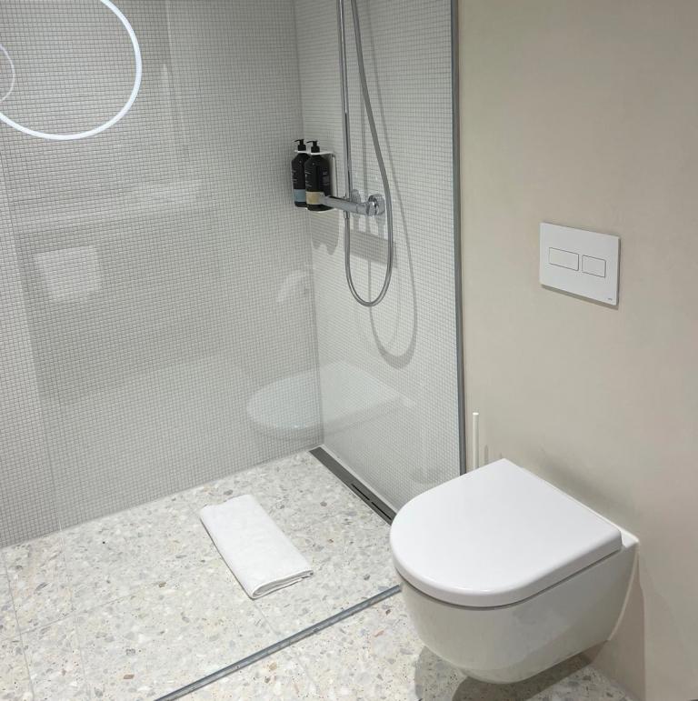 In den Spülkästen der Gäste-WCs verbirgt sich die elektronischen Hygienespülung